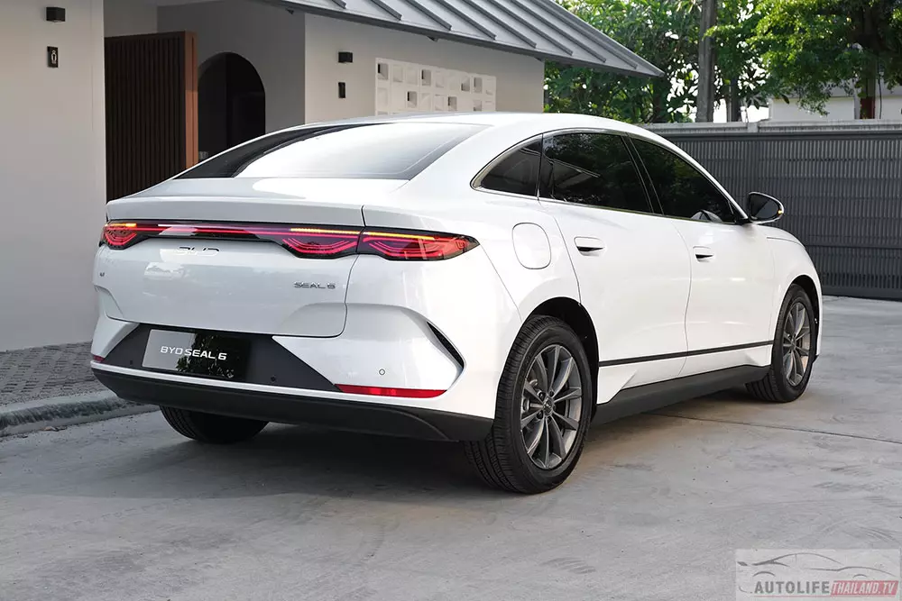 BYD Seal 6 nằm cùng phân khúc với Honda Civic và Mazda3 BYD Seal 6 nằm cùng phân khúc với Honda Civic và Mazda3