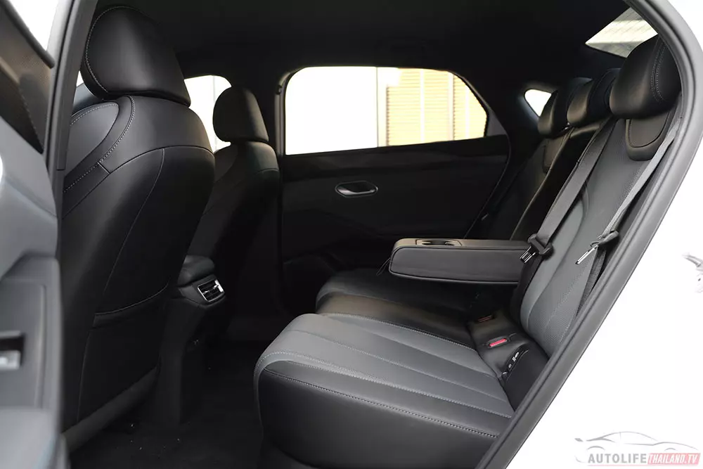 Hàng ghế sau rộng rãi của BYD Seal 6 Hàng ghế sau rộng rãi của BYD Seal 6