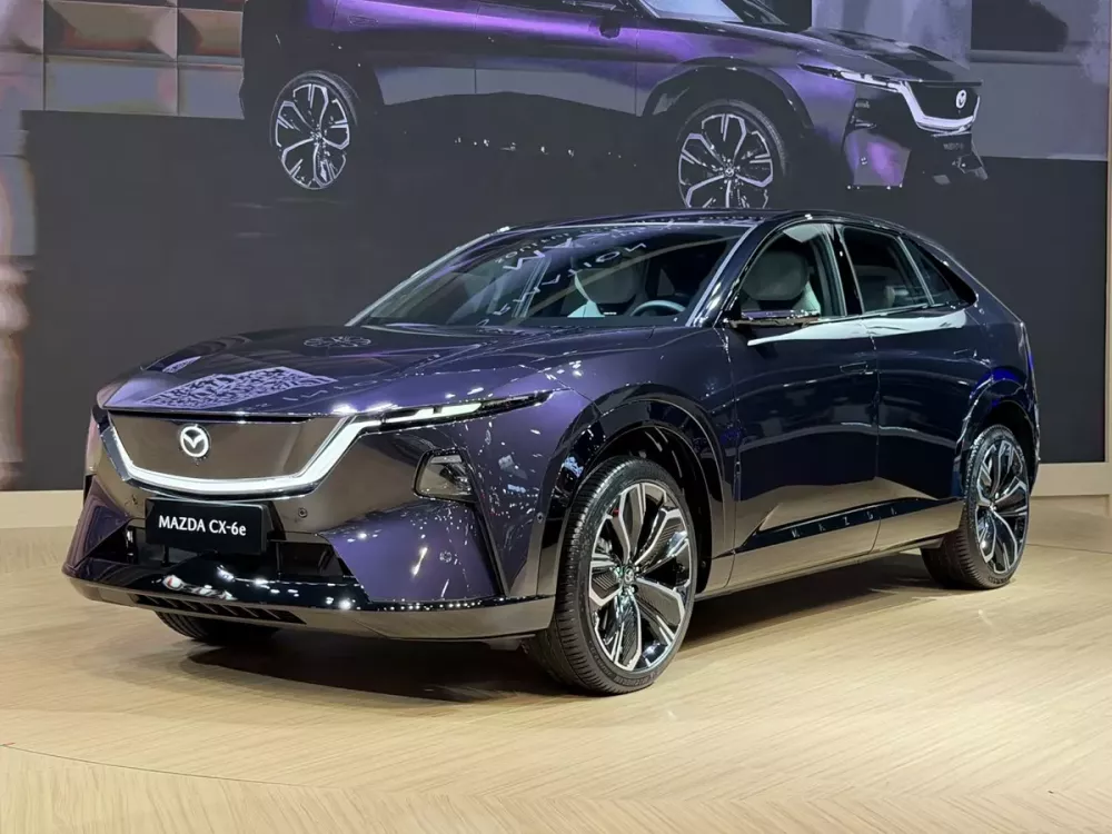 SUV hạng trung Mazda CX-6e được trưng bày tại Thái Lan, bán ra vào cuối năm nay - Ảnh 1. SUV hạng trung Mazda CX-6e được trưng bày tại Thái Lan, bán ra vào cuối năm nay - Ảnh 1.