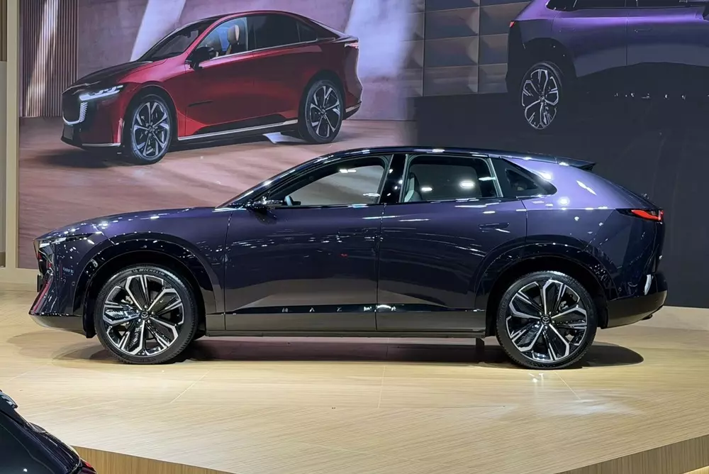 SUV hạng trung Mazda CX-6e được trưng bày tại Thái Lan, bán ra vào cuối năm nay - Ảnh 2. SUV hạng trung Mazda CX-6e được trưng bày tại Thái Lan, bán ra vào cuối năm nay - Ảnh 2.