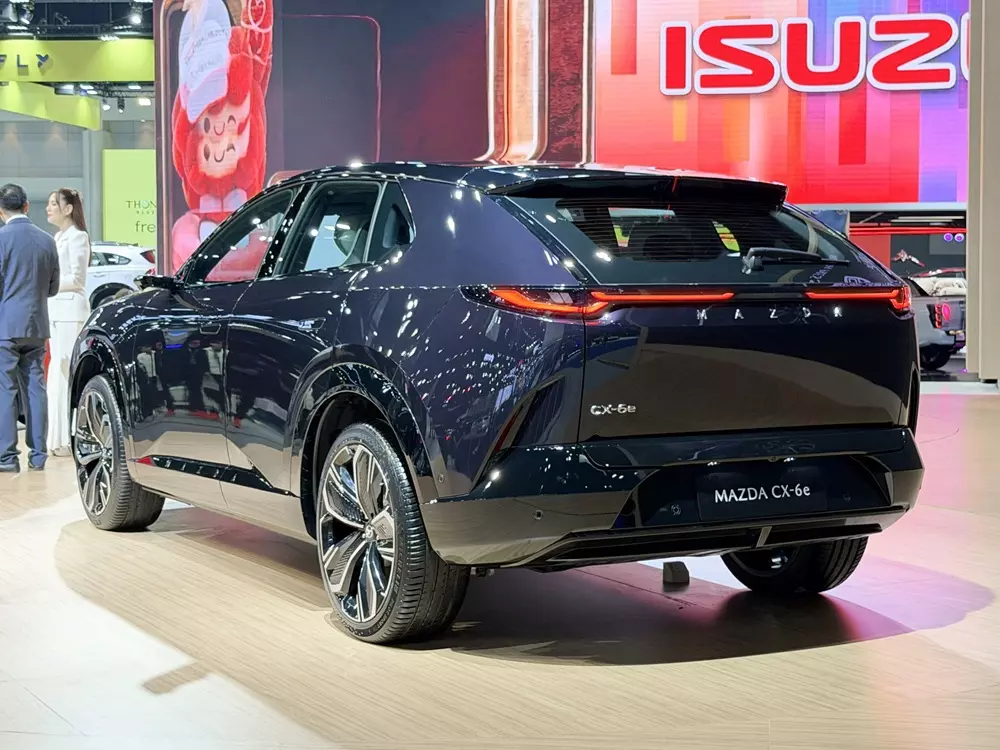 SUV hạng trung Mazda CX-6e được trưng bày tại Thái Lan, bán ra vào cuối năm nay - Ảnh 4. SUV hạng trung Mazda CX-6e được trưng bày tại Thái Lan, bán ra vào cuối năm nay - Ảnh 4.