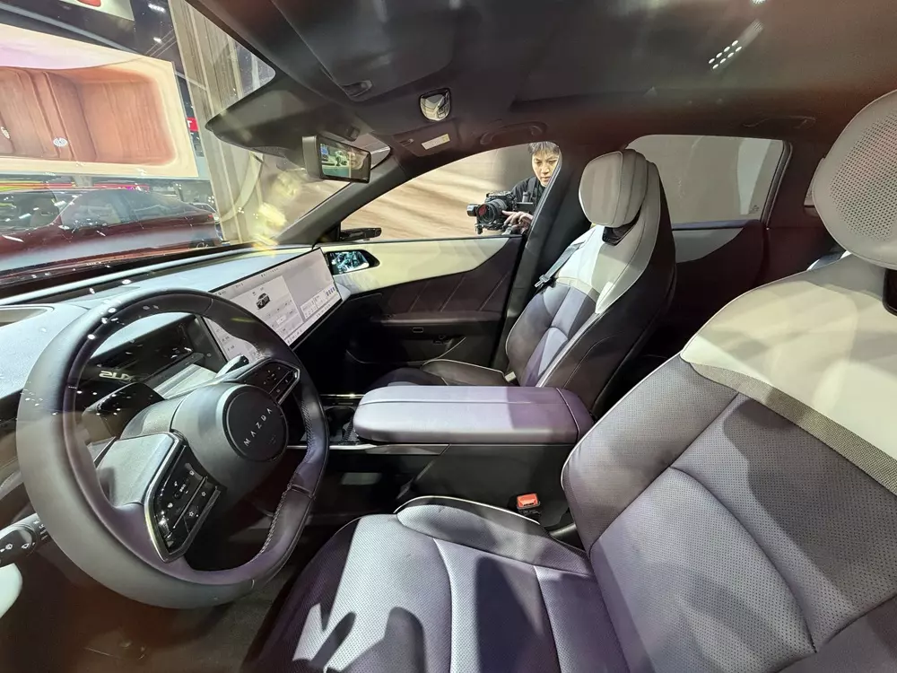 SUV hạng trung Mazda CX-6e được trưng bày tại Thái Lan, bán ra vào cuối năm nay - Ảnh 6. SUV hạng trung Mazda CX-6e được trưng bày tại Thái Lan, bán ra vào cuối năm nay - Ảnh 6.