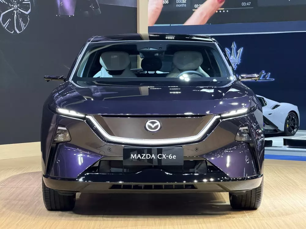 SUV hạng trung Mazda CX-6e được trưng bày tại Thái Lan, bán ra vào cuối năm nay - Ảnh 3. SUV hạng trung Mazda CX-6e được trưng bày tại Thái Lan, bán ra vào cuối năm nay - Ảnh 3.