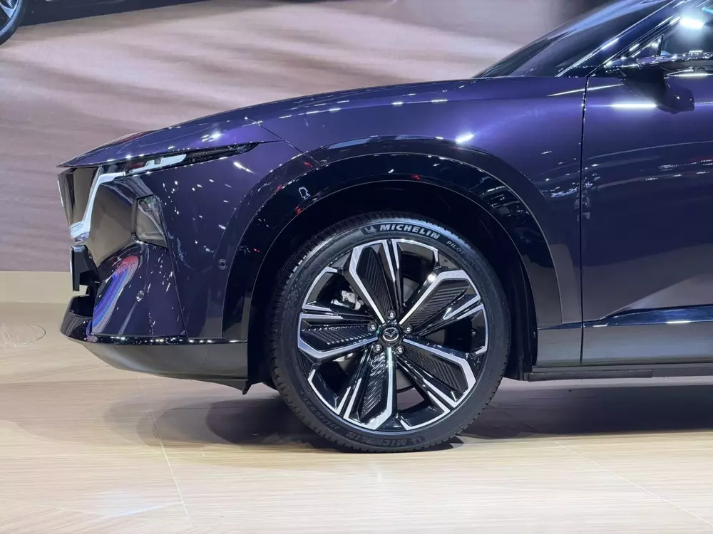 SUV hạng trung Mazda CX-6e được trưng bày tại Thái Lan, bán ra vào cuối năm nay - Ảnh 5. SUV hạng trung Mazda CX-6e được trưng bày tại Thái Lan, bán ra vào cuối năm nay - Ảnh 5.