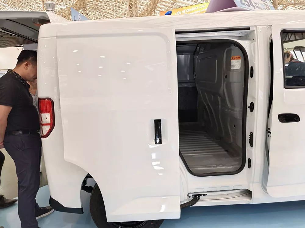 VinFast EC Van phiên bản cửa lùa mới được trưng bày tại Trung tâm Triển lãm Việt Nam - Ảnh 2. VinFast EC Van phiên bản cửa lùa mới được trưng bày tại Trung tâm Triển lãm Việt Nam - Ảnh 2.