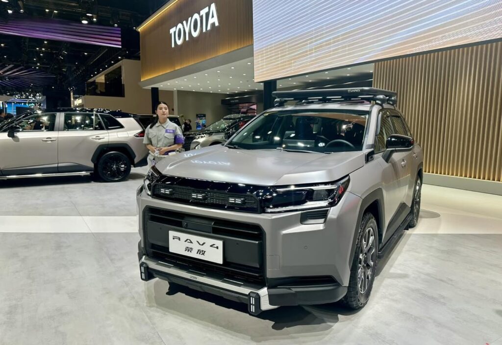 Toyota RAV4 2026 Trung Quốc vs Quốc Tế: Chiếc xe rẻ nhưng xịn gấp bội?