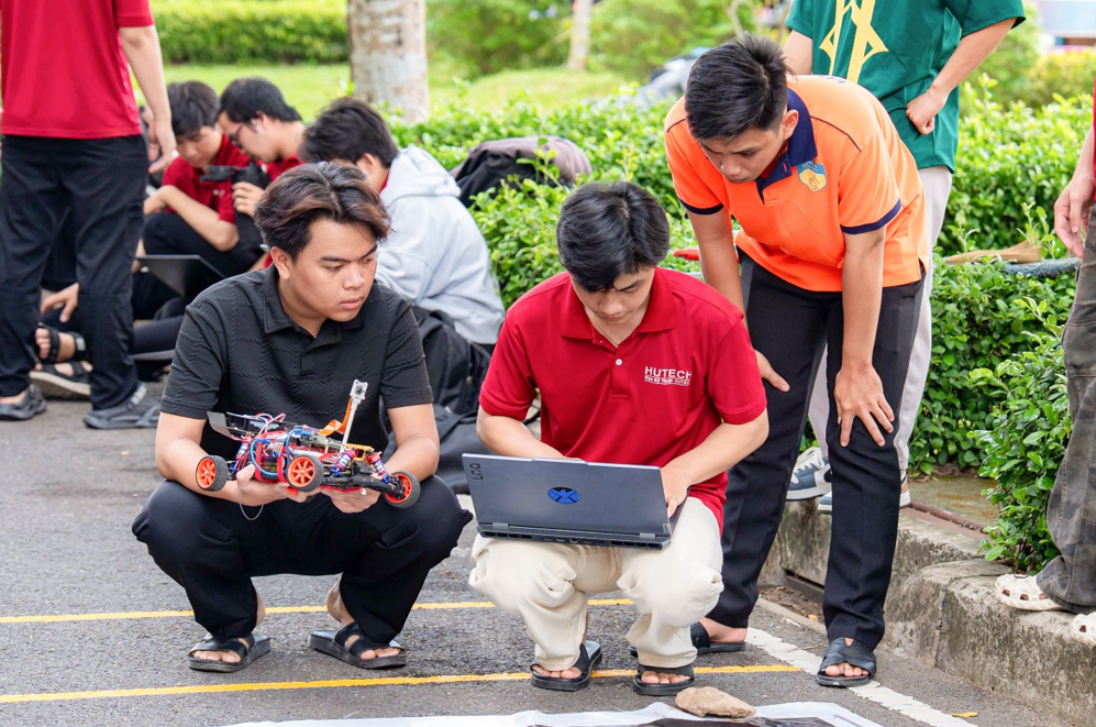 Tốc độ, công nghệ và những cú bứt phá của sinh viên HUTECH trên đường đua xe mô hình- Ảnh 5. Tốc độ, công nghệ và những cú bứt phá của sinh viên HUTECH trên đường đua xe mô hình- Ảnh 5.