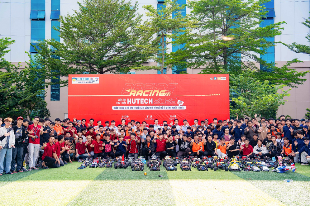 Tốc độ, công nghệ và những cú bứt phá của sinh viên HUTECH trên đường đua xe mô hình- Ảnh 4. Tốc độ, công nghệ và những cú bứt phá của sinh viên HUTECH trên đường đua xe mô hình- Ảnh 4.
