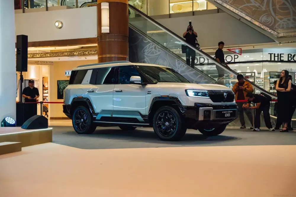 BYD Denza B8 được bán tại Đông Nam Á, kích thước lớn hơn Toyota Land Cruiser, chạy 115 km không tốn xăng - Ảnh 2. BYD Denza B8 được bán tại Đông Nam Á, kích thước lớn hơn Toyota Land Cruiser, chạy 115 km không tốn xăng - Ảnh 2.