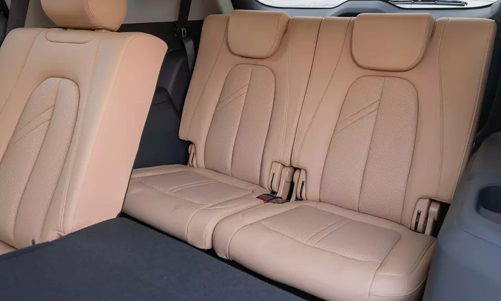 Hàng ghế cuối của DFSK E5 Hybrid khá chật hẹp Hàng ghế cuối của DFSK E5 Hybrid khá chật hẹp