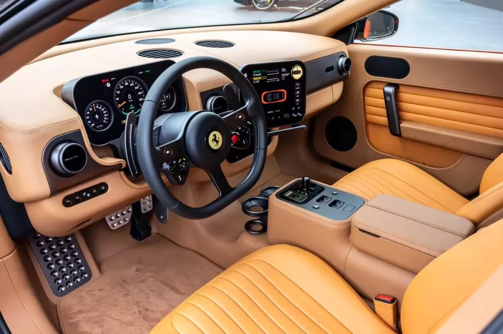 Trái với ngoại thất, nội thất của Ferrari Luce lại được nhiều người khen ngợi.