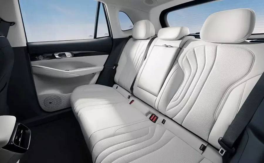 Hàng ghế sau của Geely EX5 2026 tương đối rộng rãi