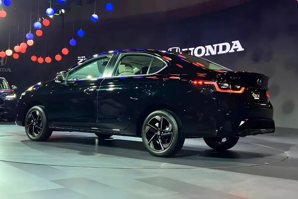 Honda City 2026 chính thức ra mắt với màn hình lớn hơn, thêm camera 360 độ và chỉ "ăn" 3,6 lít/100 km - Ảnh 2.