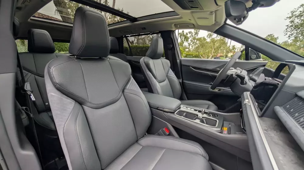 SUV hạng sang Lexus TZ được xác nhận sẽ bán ở Việt Nam vào năm sau - Ảnh 5. SUV hạng sang Lexus TZ được xác nhận sẽ bán ở Việt Nam vào năm sau - Ảnh 5.