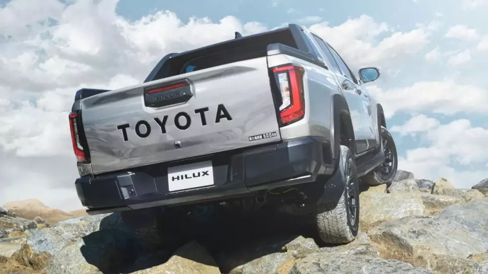 Hilux mới sở hữu dòng chữ Toyota cỡ lớn trên cửa thùng sau Hilux mới sở hữu dòng chữ Toyota cỡ lớn trên cửa thùng sau