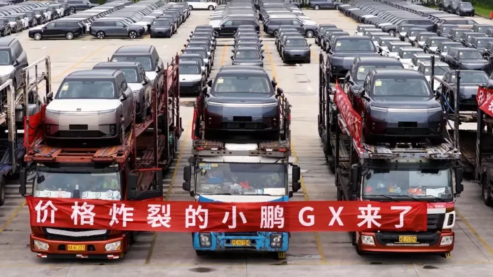 Những chiêc XPeng GX được vận chuyển bằng ô tô tải