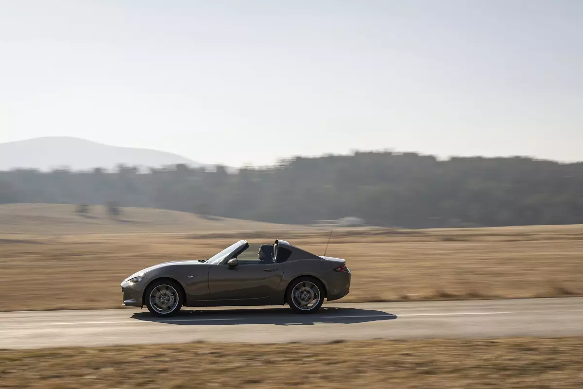 Mazda MX-5 giá từ 1,339 tỷ đồng có gì để chinh phục khách hàng Việt? - Ảnh 2. Mazda MX-5 giá từ 1,339 tỷ đồng có gì để chinh phục khách hàng Việt? - Ảnh 2.