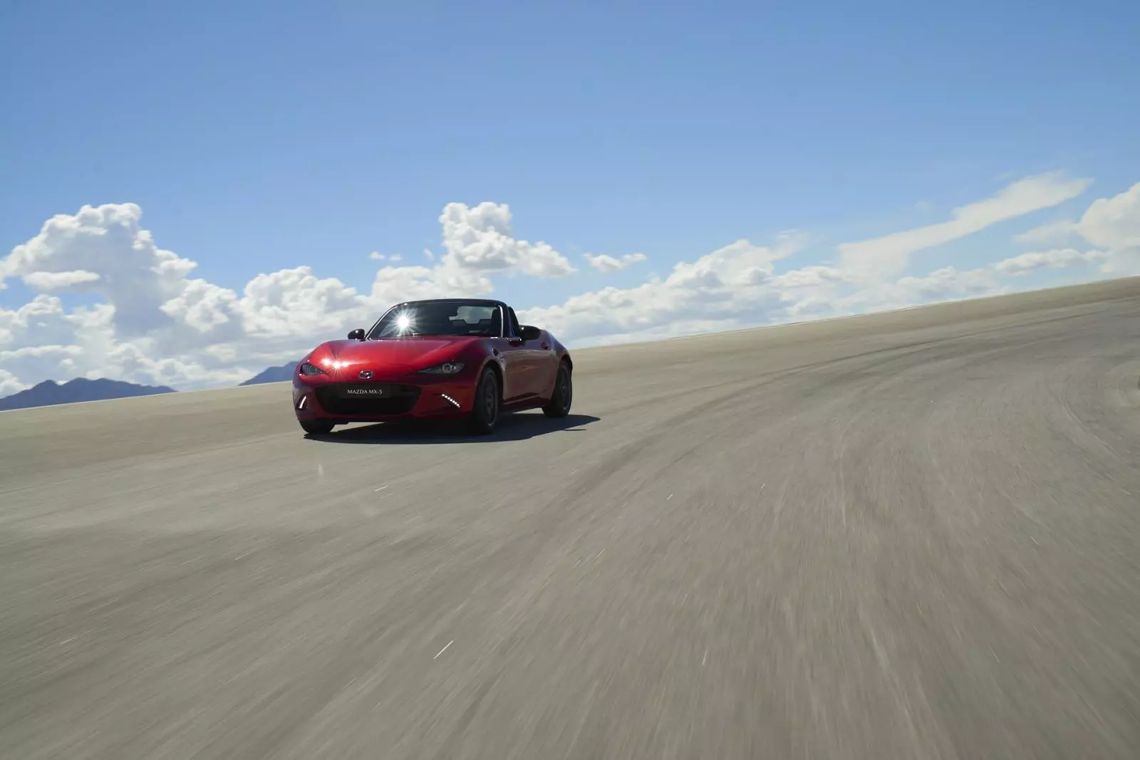 Mazda MX-5 giá từ 1,339 tỷ đồng có gì để chinh phục khách hàng Việt? - Ảnh 6. Mazda MX-5 giá từ 1,339 tỷ đồng có gì để chinh phục khách hàng Việt? - Ảnh 6.