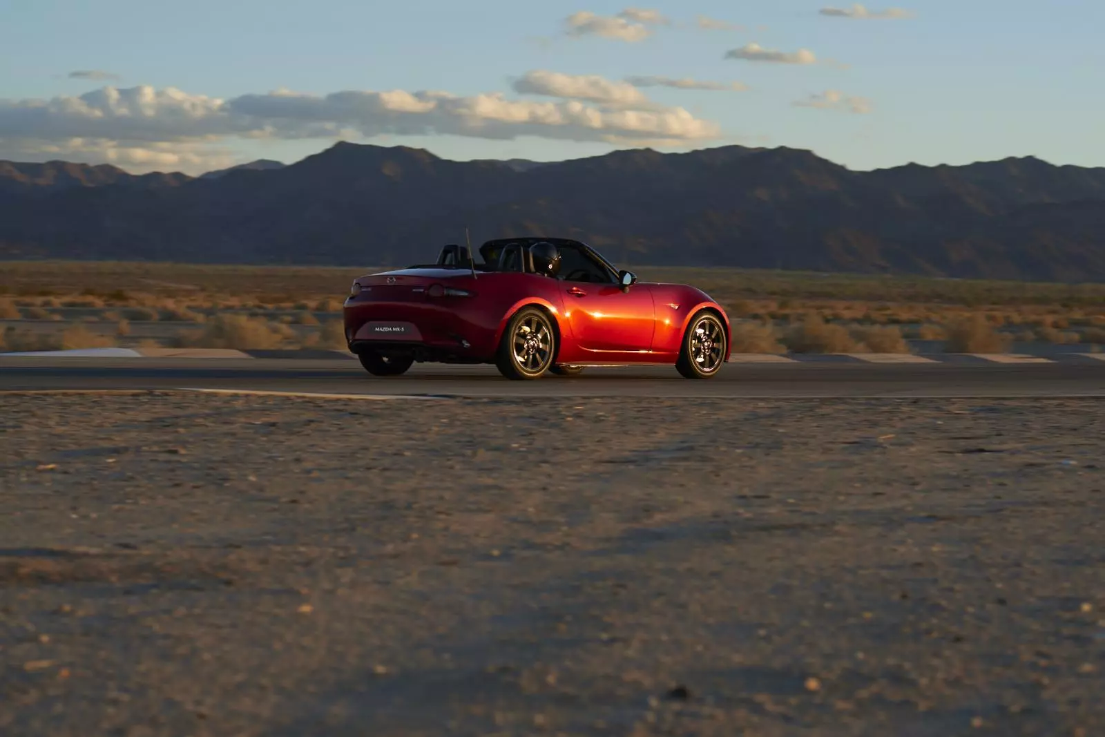 Mazda MX-5 giá từ 1,339 tỷ đồng có gì để chinh phục khách hàng Việt? - Ảnh 3. Mazda MX-5 giá từ 1,339 tỷ đồng có gì để chinh phục khách hàng Việt? - Ảnh 3.