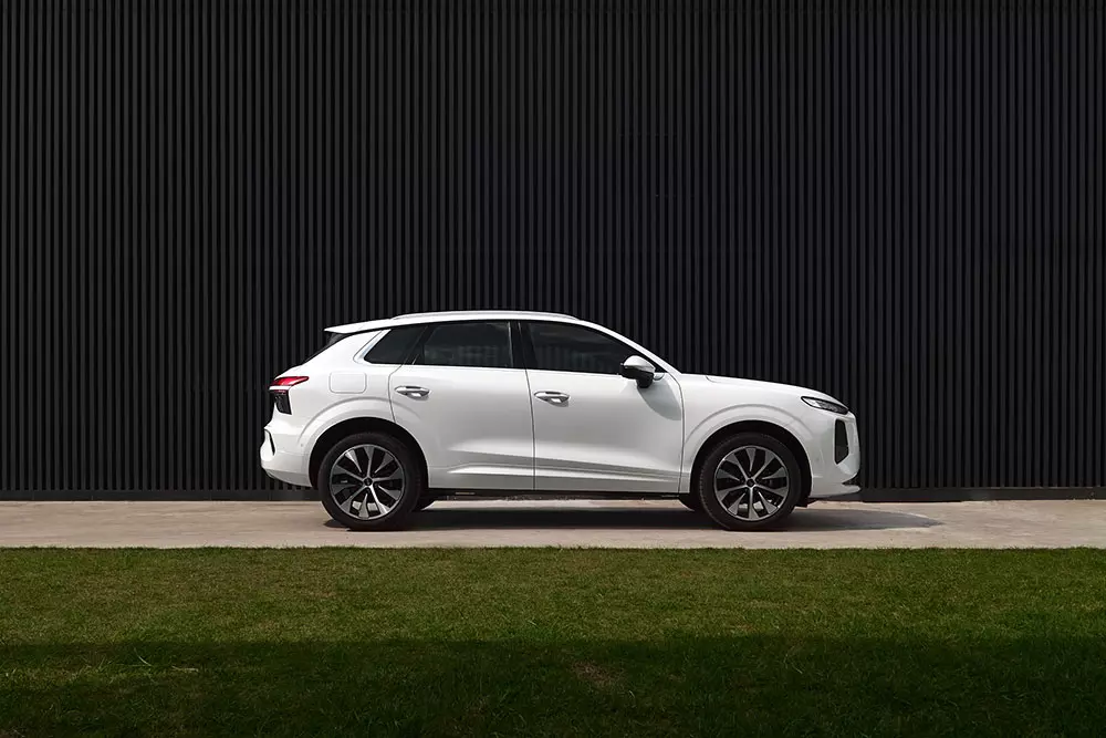 SUV hạng sang cỡ nhỏ Audi Q3 2026 được giới thiệu ở Việt Nam, giá cao hơn đối thủ BMW X1 sắp ra mắt - Ảnh 2.