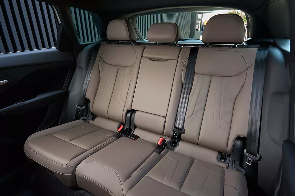 SUV hạng sang cỡ nhỏ Audi Q3 2026 được giới thiệu ở Việt Nam, giá cao hơn đối thủ BMW X1 sắp ra mắt - Ảnh 11.