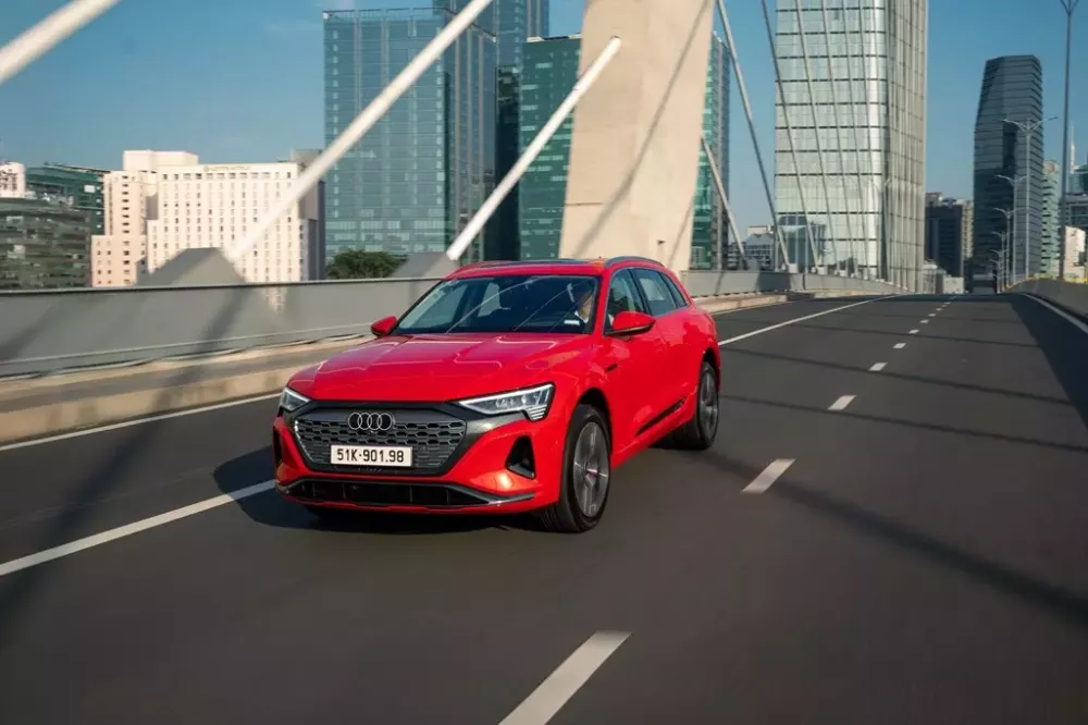 Cặp đôi xe điện hạng sang Audi e-tron và Q8 e-tron bị triệu hồi tại Việt Nam vì lỗi bộ trợ lực phanh - Ảnh 1. Cặp đôi xe điện hạng sang Audi e-tron và Q8 e-tron bị triệu hồi tại Việt Nam vì lỗi bộ trợ lực phanh - Ảnh 1.