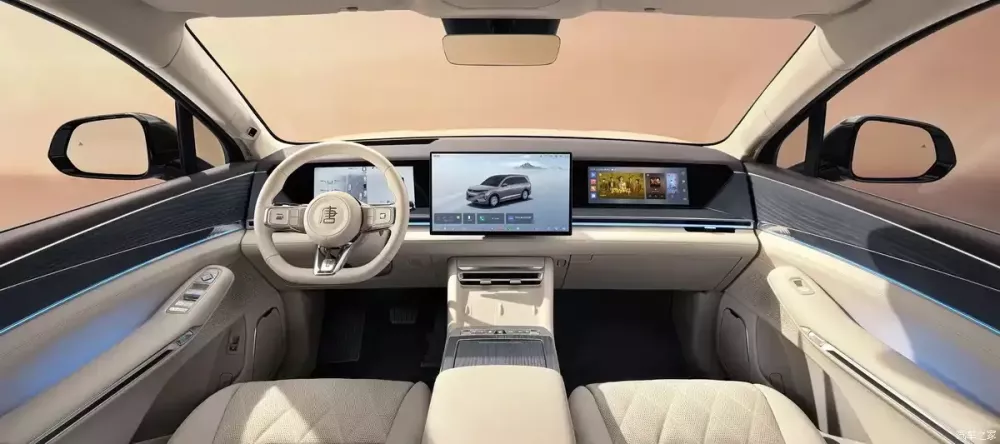 Khoang lái nhiều màn hình của BYD Datang Khoang lái nhiều màn hình của BYD Datang
