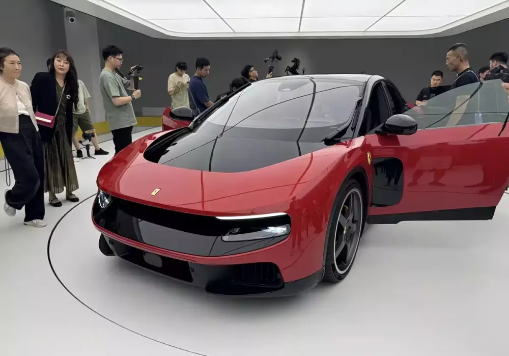 ferrari-luce-6-74d6 Dù bị cư dân mạng chê tơi tả nhưng Ferrari Luce vẫn cháy hàng ngay lập tức tại thị trường sát cạnh Việt Nam