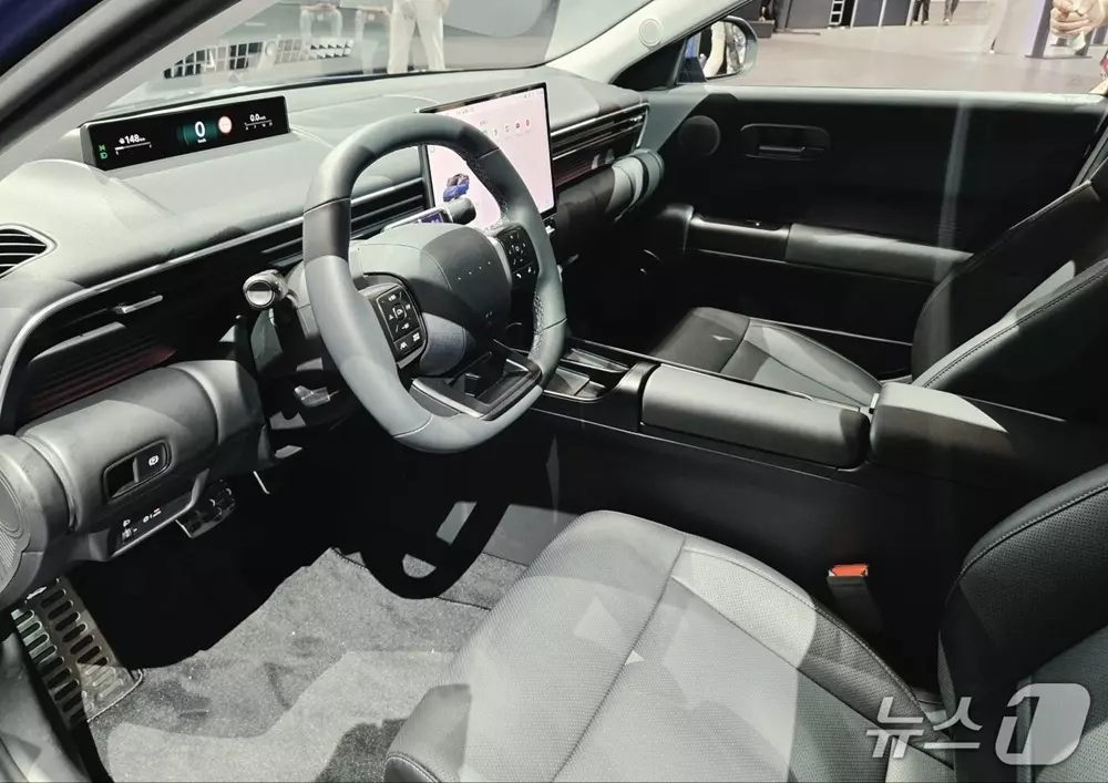 hyundai-elantra-2027-12-78cb Trên vô lăng của Hyundai Elantra 2027 không có logo của hãng mà chỉ có mã morse của chữ H