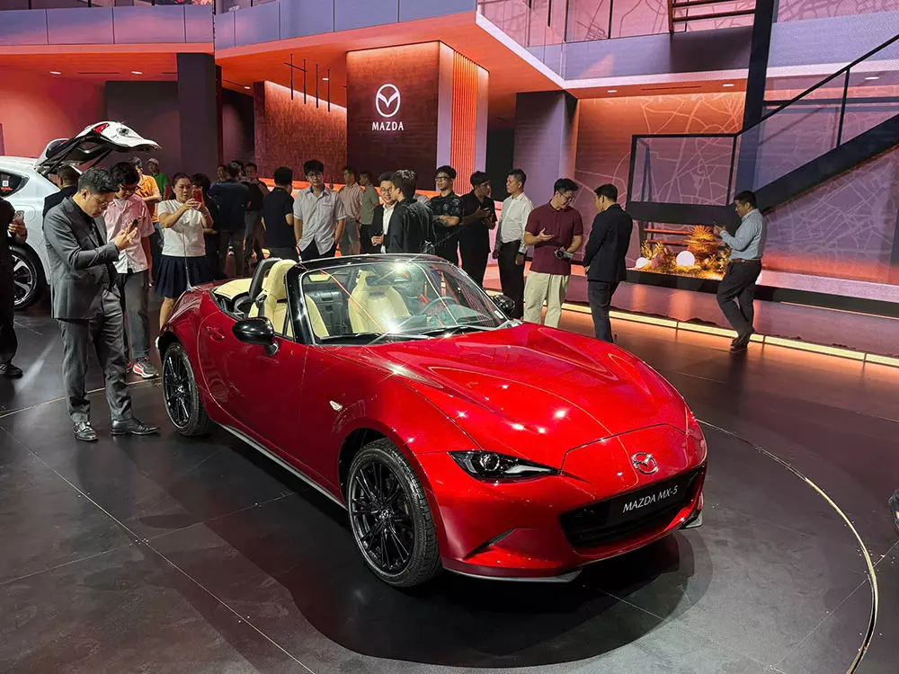 Vua doanh số của phân khúc xe mui trần Mazda MX-5 chính thức bán tại Việt Nam, giá từ 1,339 tỷ đồng Vua doanh số của phân khúc xe mui trần Mazda MX-5 chính thức bán tại Việt Nam, giá từ 1,339 tỷ đồng