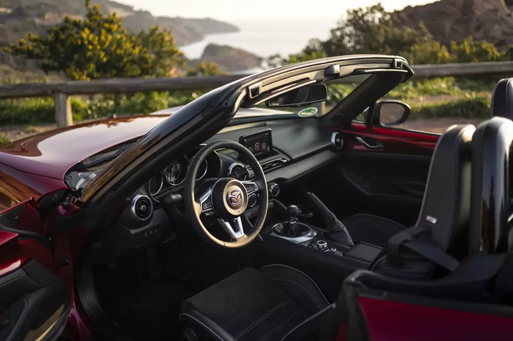 Khoang lái của Mazda MX-5 Khoang lái của Mazda MX-5