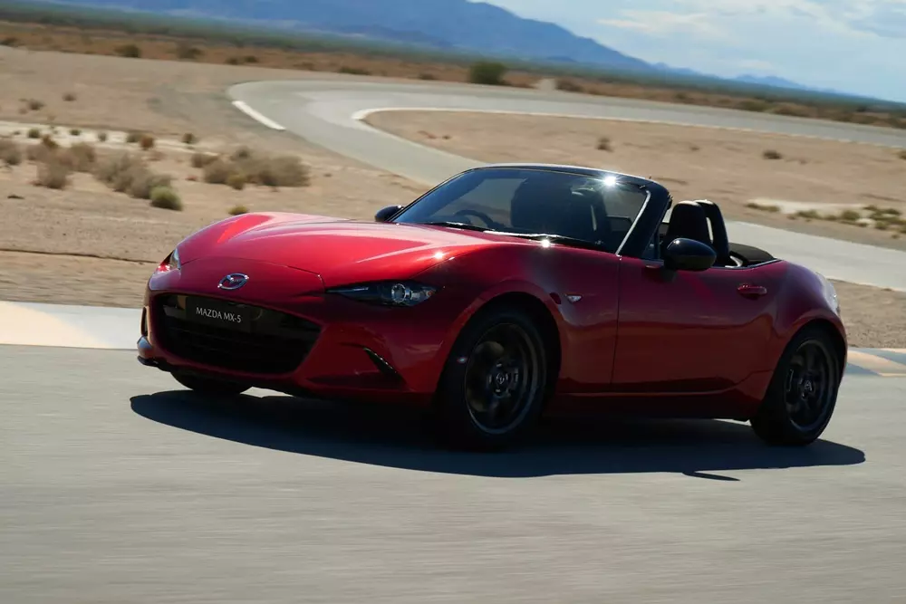 Mazda MX-5 tại Việt Nam có 3 phiên bản, bao gồm 2 bản mui mềm và 1 bản mui cứng Mazda MX-5 tại Việt Nam có 3 phiên bản, bao gồm 2 bản mui mềm và 1 bản mui cứng