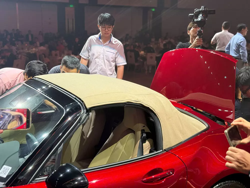 Mazda MX-5 được trang bị mui mềm chỉnh tay Mazda MX-5 được trang bị mui mềm chỉnh tay