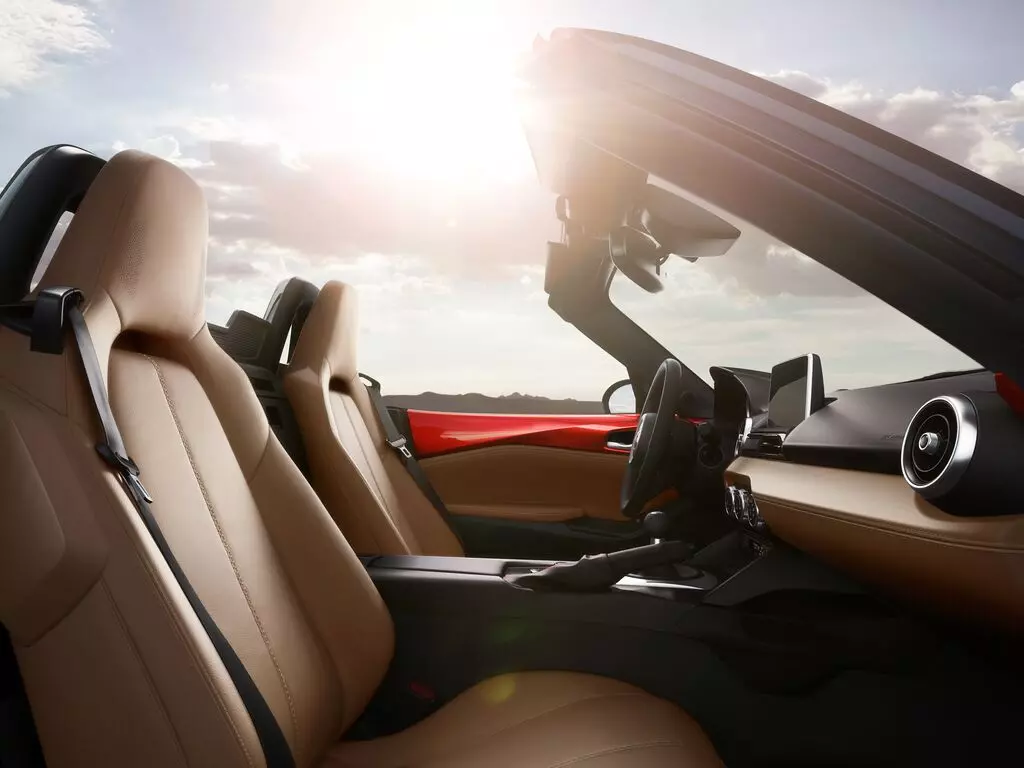 Mazda MX-5 giá từ 1,339 tỷ đồng có gì để chinh phục khách hàng Việt? - Ảnh 5. Mazda MX-5 giá từ 1,339 tỷ đồng có gì để chinh phục khách hàng Việt? - Ảnh 5.