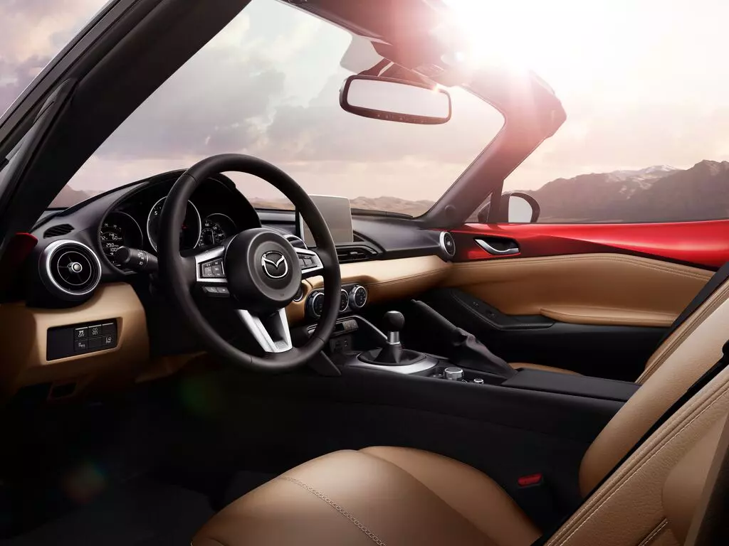 Mazda MX-5 giá từ 1,339 tỷ đồng có gì để chinh phục khách hàng Việt? - Ảnh 4. Mazda MX-5 giá từ 1,339 tỷ đồng có gì để chinh phục khách hàng Việt? - Ảnh 4.