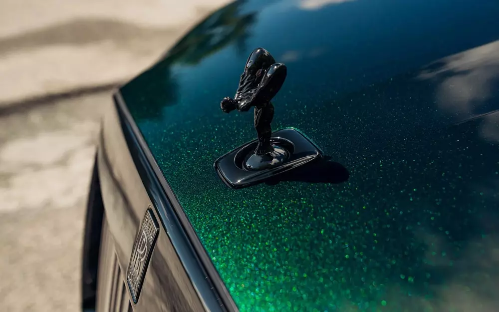 Biểu tượng thiếu phụ bay màu đen trên nắp ca-pô của Rolls-Royce Black Badge Ghost Tourist Trophy Biểu tượng thiếu phụ bay màu đen trên nắp ca-pô của Rolls-Royce Black Badge Ghost Tourist Trophy