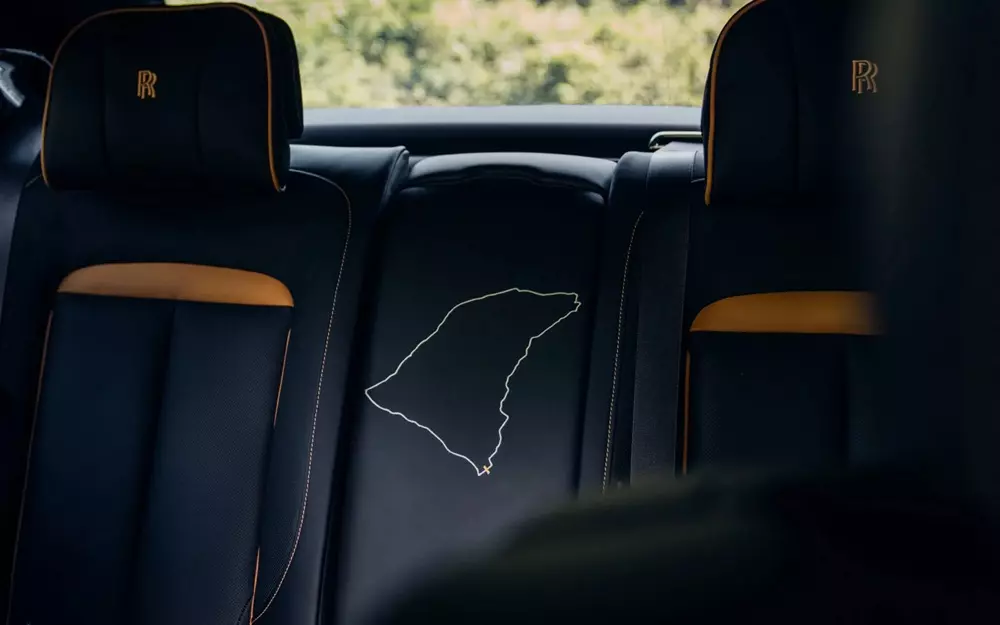 Hình thêu mô phỏng đường đua Isle of Man Short Highroads Course của Rolls-Royce Black Badge Ghost Tourist Trophy Hình thêu mô phỏng đường đua Isle of Man Short Highroads Course của Rolls-Royce Black Badge Ghost Tourist Trophy