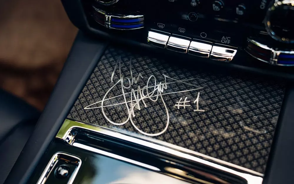 Chữ ký trên bệ trung tâm của Rolls-Royce Black Badge Ghost Tourist Trophy Chữ ký trên bệ trung tâm của Rolls-Royce Black Badge Ghost Tourist Trophy