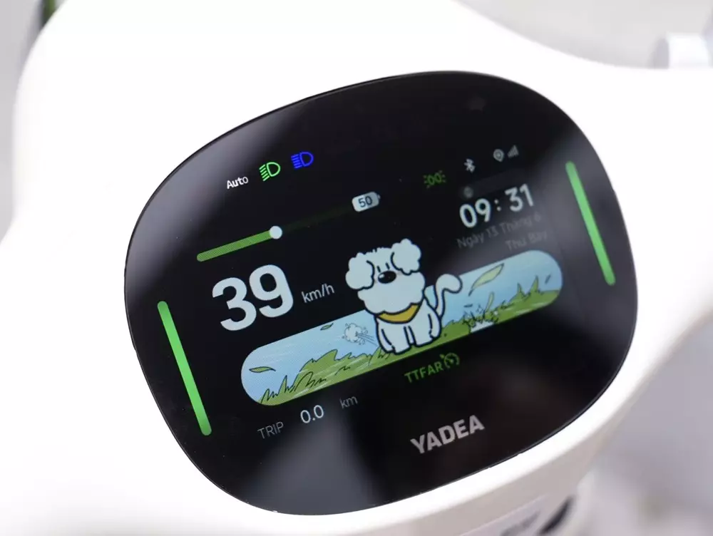 yadae-omee-3-2893 Chú cún DiDi trên bảng đồng hồ của Yadea Omee