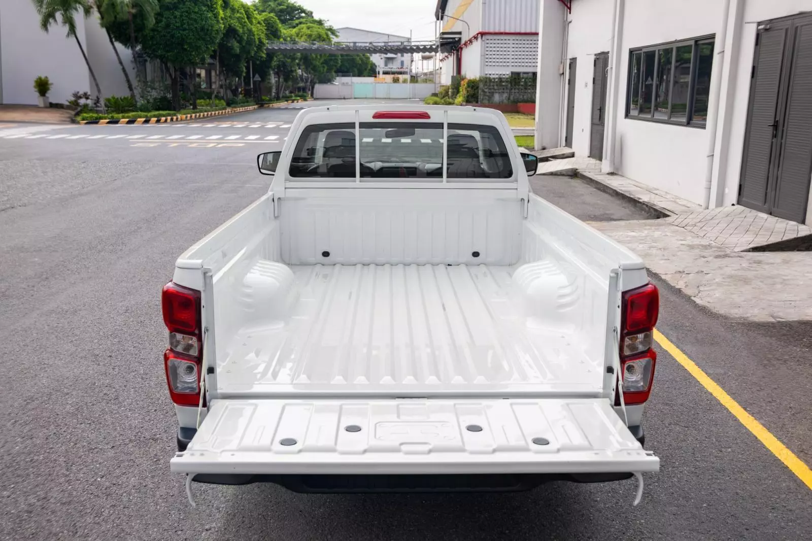 d-max-d-cargo-1000-tin3-bb8f Isuzu D-Max D-Cargo 1000 - bán tải chở hàng chuyên dụng mở bán tại Việt Nam, giá từ 492 triệu đồng - Ảnh 3.