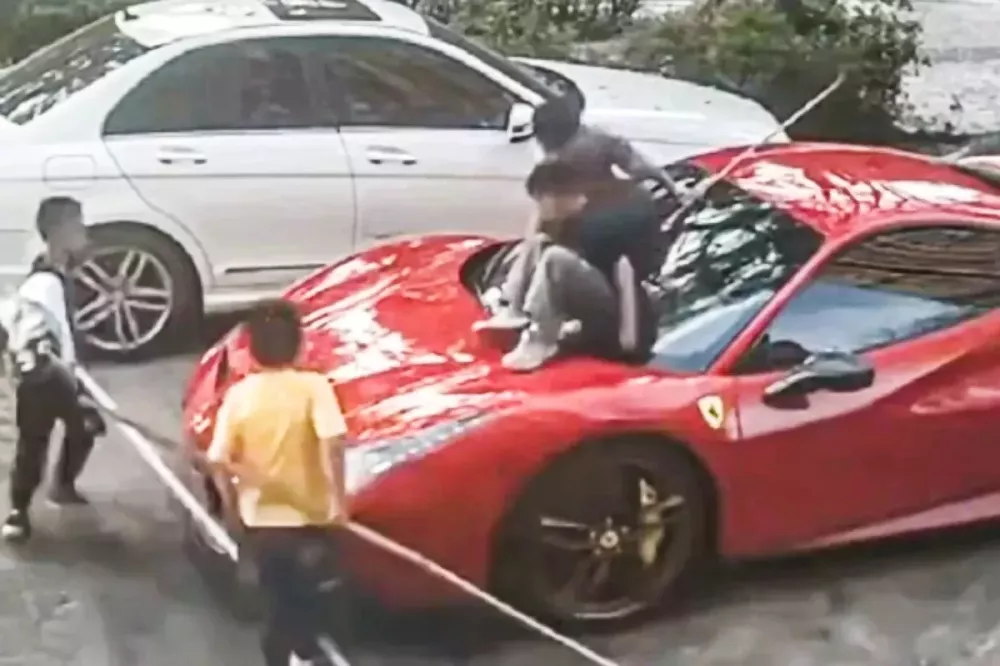 ferrari-0101 Nhóm bé trai biến chiếc Ferrari trị giá hơn 12 tỷ đồng thành cầu trượt, chủ xe khởi kiện đòi bồi thường - Ảnh 2.