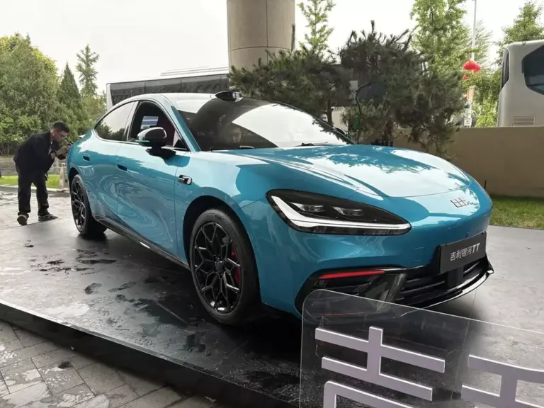 Geely Galaxy TT Ultra ra mắt với hệ dẫn động bốn bánh, hệ thống treo có chức năng “thảm bay”