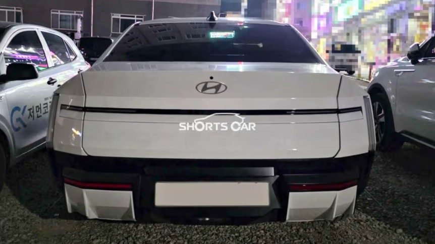 Hyundai Elantra 2027-a114.jpg Hyundai Elantra 2027-a114.jpg