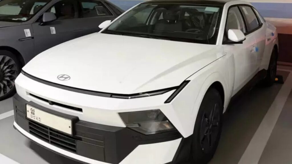 Hyundai Elantra 2027 bản tiêu chuẩn lộ diện với thiết kế kém long lanh, chỉ dùng đèn Halogen và mâm 16 inch