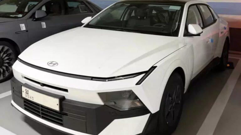 Hyundai Elantra 2027 bản tiêu chuẩn lộ diện với thiết kế kém long lanh, chỉ dùng đèn Halogen và mâm 16 inch