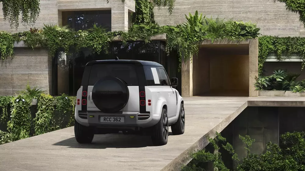 land-rover-defender-2027-2-0ebe Land Rover Defender 2027 trình làng, thêm lớp phim bảo vệ có thể tự phục hồi các vết xước nhỏ - Ảnh 4.