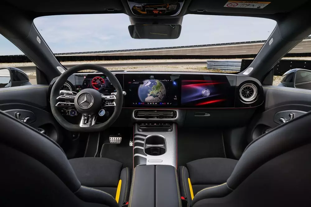 mercedes-amg-cla45-2027-6-7e52 Khoang lái của Mercedes-AMG CLA45 2027