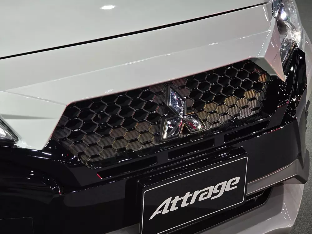 mitsubishi-attrage-2026-18-4986 Phần lớn đầu xe của Mitsubishi Attrage 2026 đều được sơn màu đen