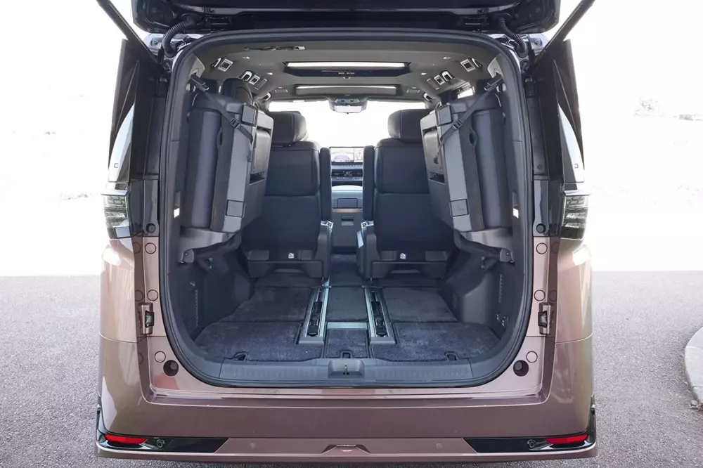 2 ghế cuối của Nissan Elgrand 2027 có thể gập gọn lên hai bên sườn