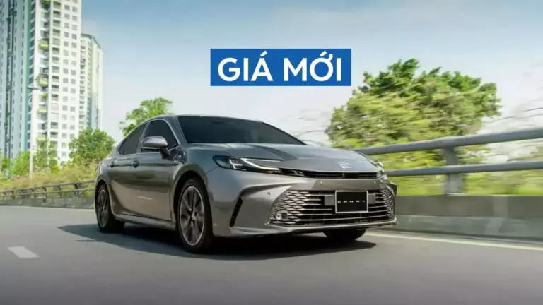 Toyota Camry hybrid giảm giá mạnh, về mốc từ 1,32 tỷ đồng